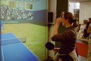 Lisa spielt Tischtennis gegen einen Computer