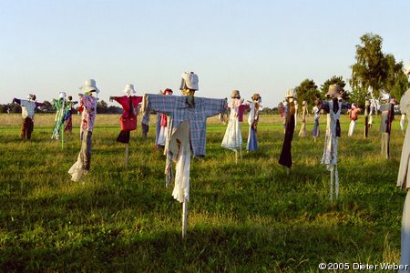 Feld voller Vogelscheuchen