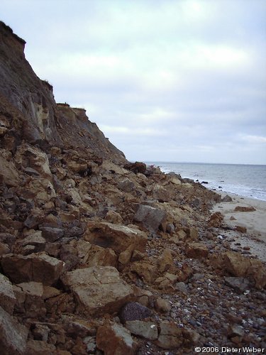 Herabgefallene Brocken am Strand