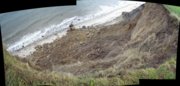 Strand mit Brocken eines Erdrutsches