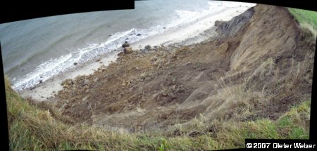 Strand mit Brocken eines Erdrutsches